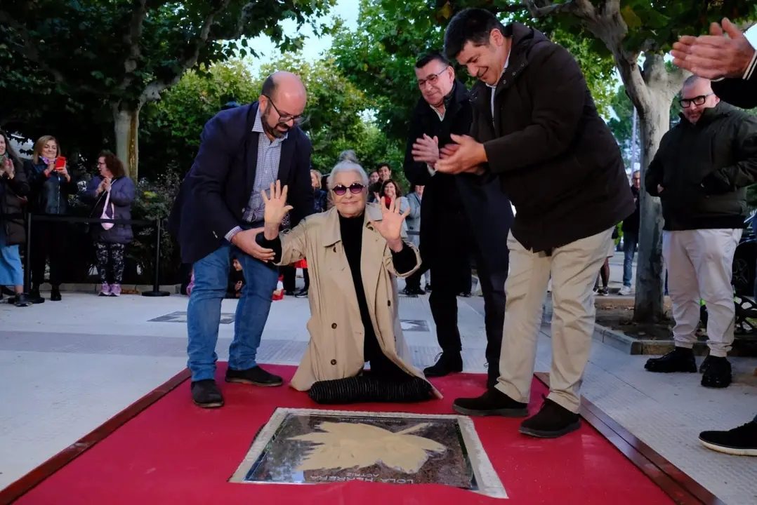 La actriz Lola Herrera saluda al p&uacute;blico este domingo tras dejar sus huellas en el paseo de las Estrellas de Cari&ntilde;ena. / DO CARI&Ntilde;ENA