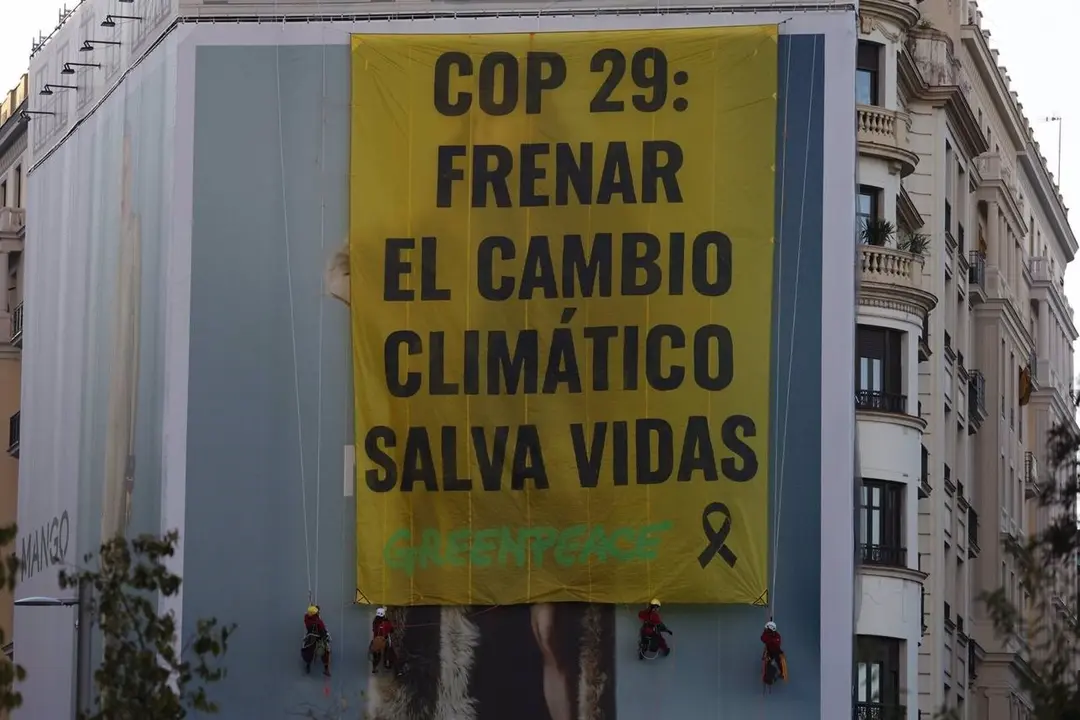 Greenpeace ha desplegado una pancarta gigante en la plaza de Espa&ntilde;a de Madrid. / GREENPEACE
