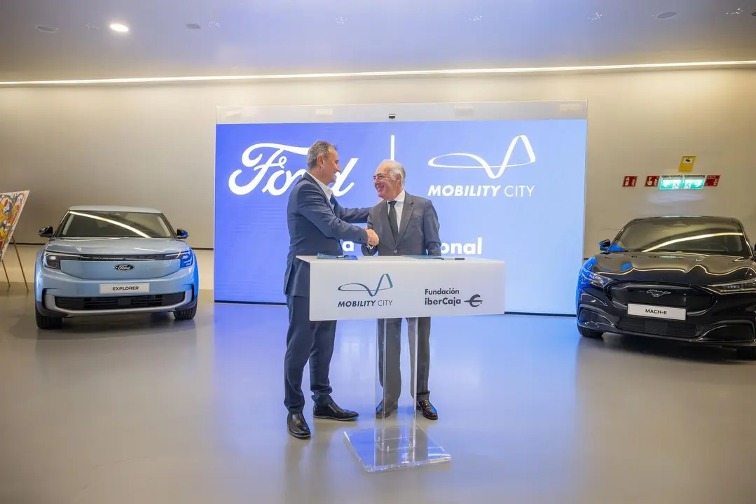 El presidente y consejero delegado de Ford Espa&ntilde;a, Jes&uacute;s Alonso, y el director general de Fundaci&oacute;n Ibercaja, Jos&eacute; Luis Rodrigo, suscriben el acuerdo. / Chus Machador