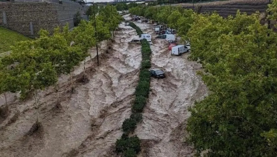 El agua vista en forma de riada por la Z-30 en julio de 2023. HA