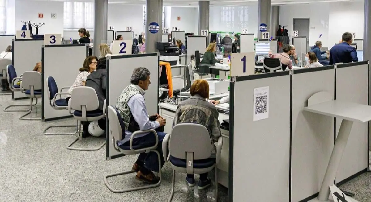 Vista de varios funcionarios en su puesto de trabajo. / EP