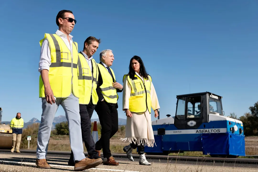 El consejero Octavio L&oacute;pez visita las obras de asfaltado