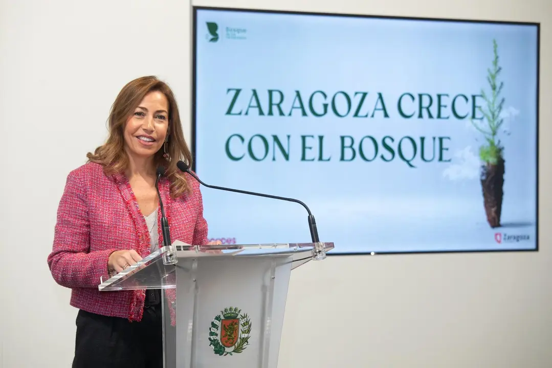 La alcaldesa de Zaragoza, Natalia Chueca, en la presentaci&oacute;n de la nueva temporada del 'Bosque de los Zaragozanos'. AZ