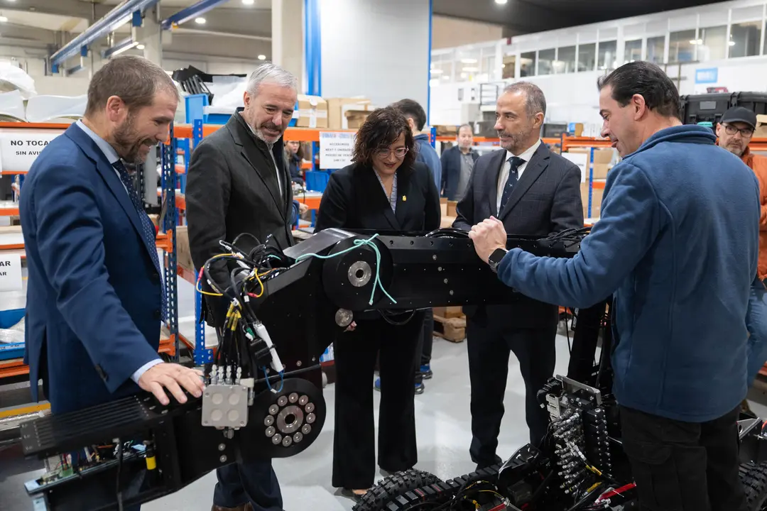 El presidente del Gobierno de Arag&oacute;n, Jorge Azc&oacute;n, visita la empresa Aunav-Grupo Escribano de Bin&eacute;far