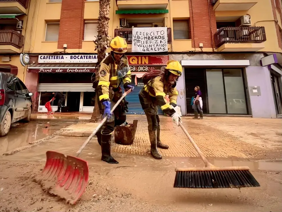 Los efectivos de Arag&oacute;n limpian Catarroja