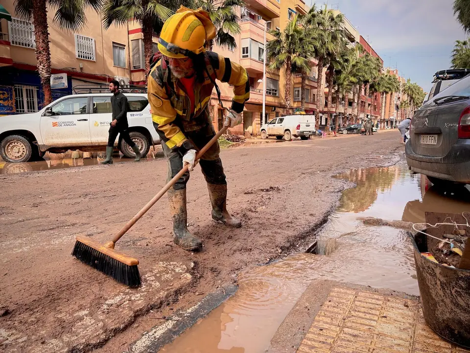 Los profesionales enviados desde Arag&oacute;n limpian las calles de Catarroja