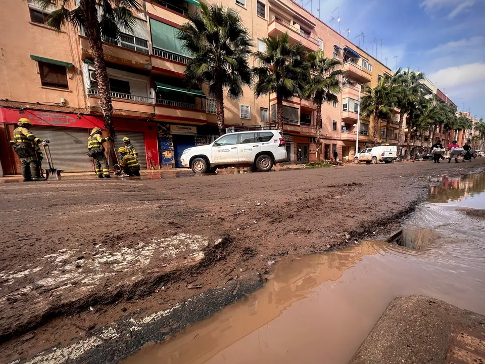 El agua entra en una tuber&iacute;a en el municipio valenciano de Catarroja