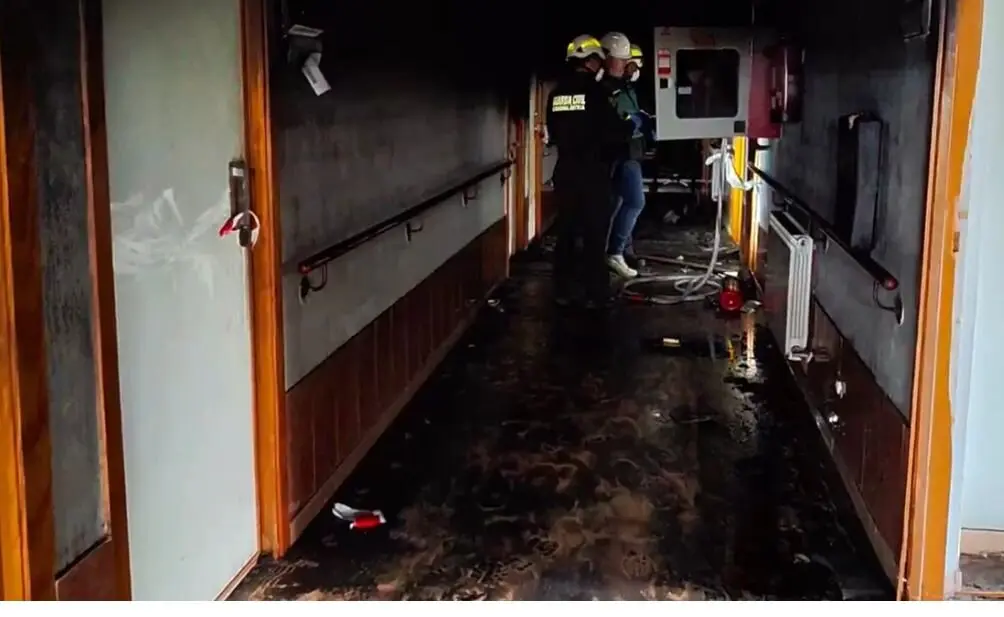Imagen de la inspecci&oacute;n de los investigadores de la Guardia civil en el lugar donde se origin&oacute; el incendio /G.C.