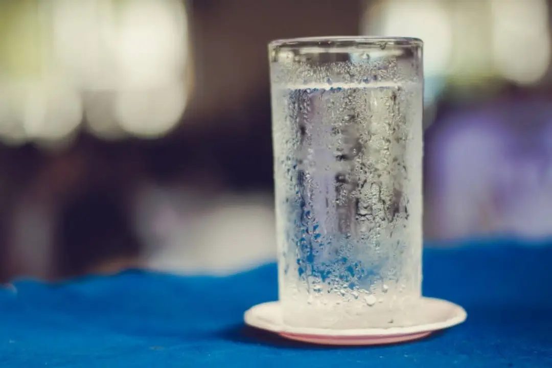 &iquest;Beber agua fr&iacute;a realmente acelera el metabolismo? Descubre lo que dicen los estudios