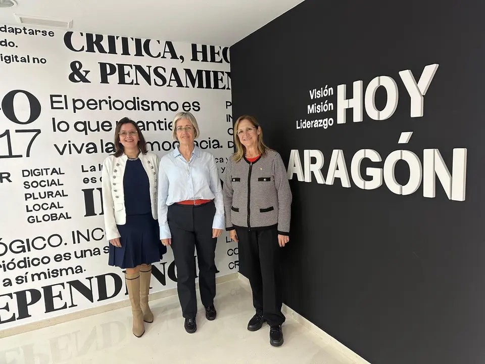 De izquierda a derecha, Ana Jarque (Caspe), Mar&iacute;a Jes&uacute;s Sari&ntilde;ena (Utebo) y Pilar Villanueva (La Puebla de Alfind&eacute;n), en la redaci&oacute;n de HOY ARAG&Oacute;N. / A. M.