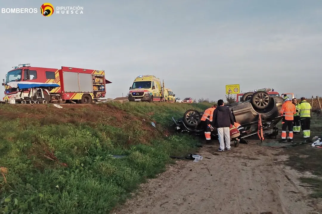Accidente por choque frontal entre dos turismo en la N-240 en Barbastro (Huesca). / Bomberos DPH