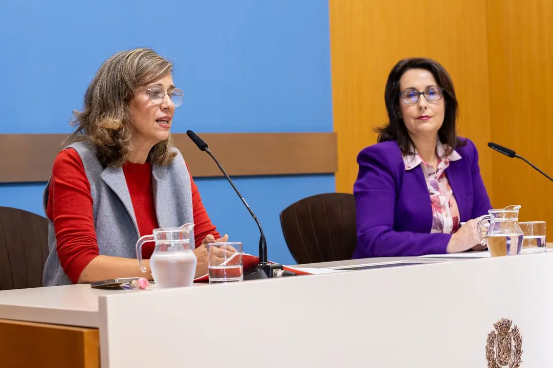 La consejera de Pol&iacute;ticas Sociales, Marian Or&oacute;s, y la concejal Eva Torres, del grupo Vox. AZ