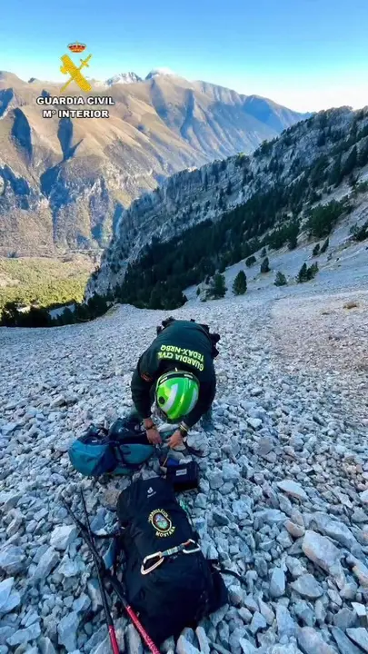 Uno de los dos T&eacute;dax sobre el terreno para detonar la granada de mano hallada en Laspu&ntilde;a (Huesca)
