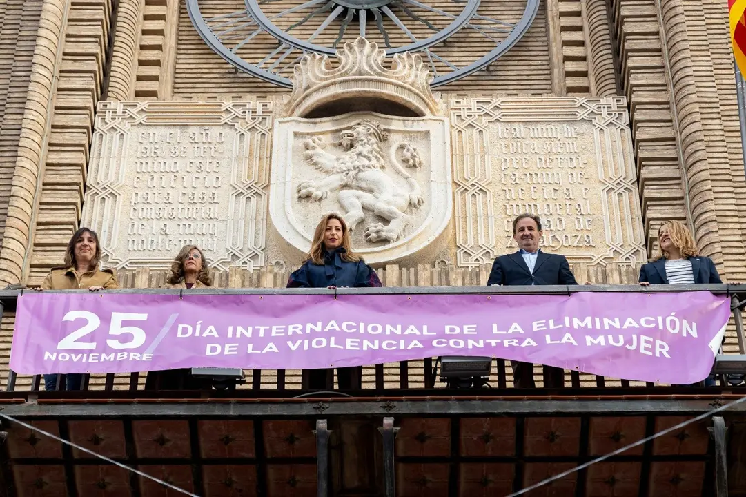 Colocaci&oacute;n de la pancarta en contra de la violencia a las mujeres.