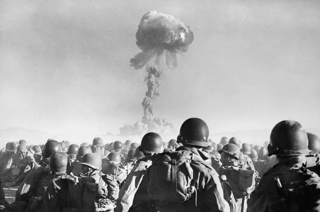 Soldados estadounidenses presencian una prueba nuclear / 
GETTY