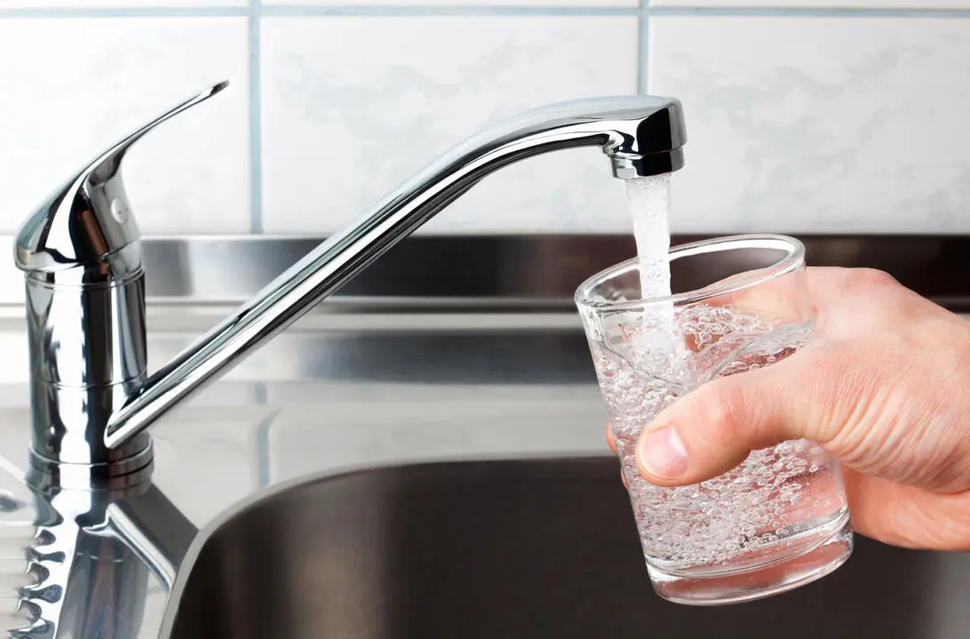 Agua del grifo.