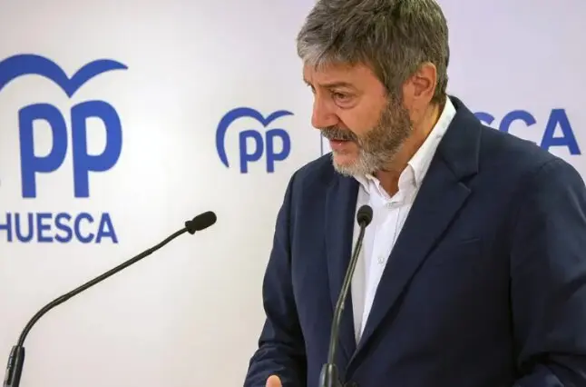 Gerardo Oliv&aacute;n, presidente provincial del PP de Huesca, durante la rueda de prensa de hoy