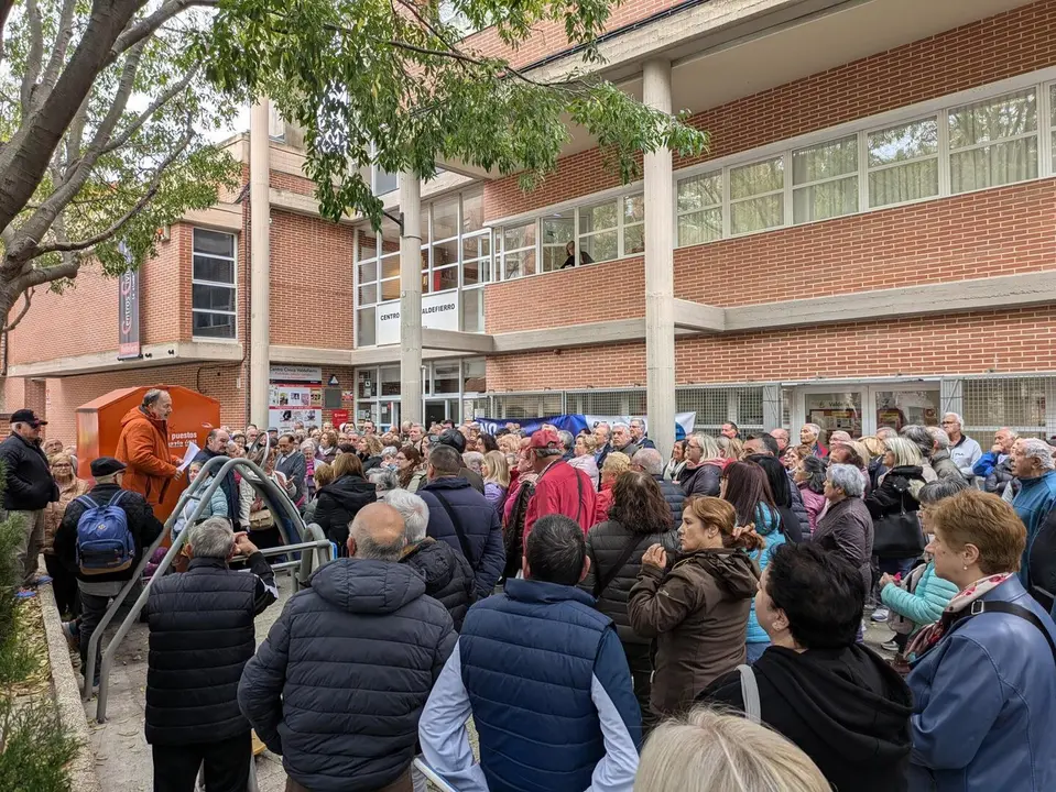 Los vecinos y vecinas de Valdefierro han mostrado su descontento con una sonora pitada.