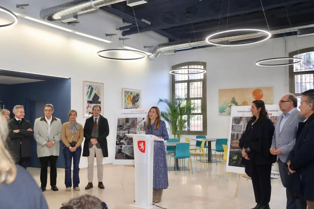 La alcaldesa de Zaragoza, Natalia Chueca, inaugura el nuevo centro de mayores. AZ