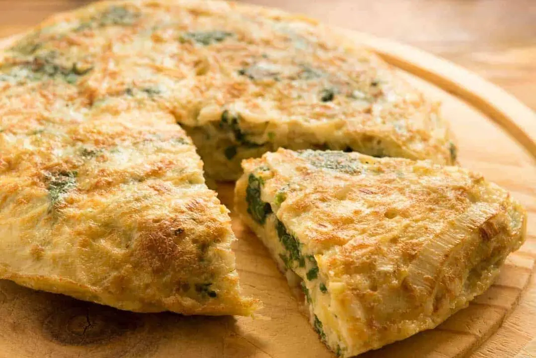 Tortilla de espinacas y gambas: la cena saludable, r&aacute;pida y saciante para d&iacute;as sin tiempo