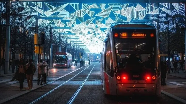 Zaragoza se viste de Navidad con el encendido de luces / &Aacute;lvaro Calvo para HOY ARAG&Oacute;N