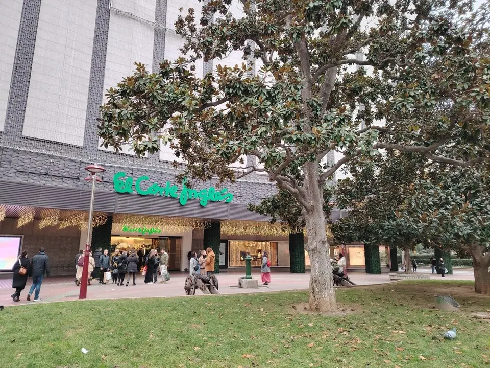 Desde la inauguraci&oacute;n de El Corte Ingl&eacute;s en los a&ntilde;os 80 su puerta principal es punto de quedada de varias generaciones de zaragozanos / HA