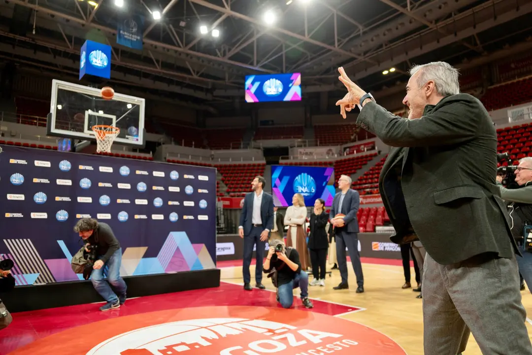 El presidente de Arag&oacute;n, Jorge Azc&oacute;n, en el pabell&oacute;n Pr&iacute;ncipe Felipe