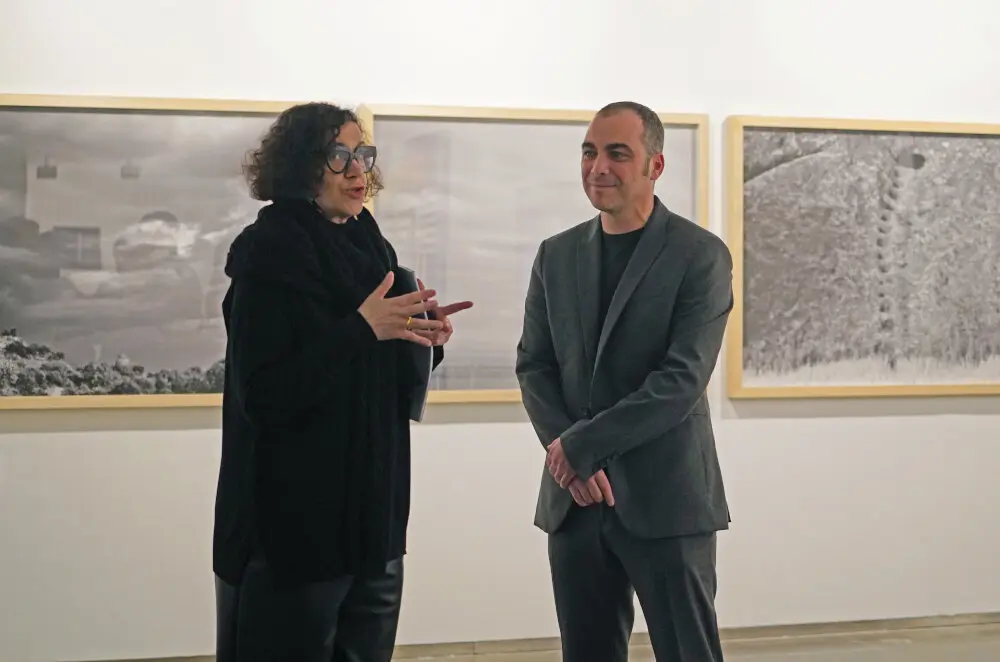 Chus Tudelilla y Carlos Samp&eacute;riz en la inauguraci&oacute;n de la exposici&oacute;n 'Largo es el tiempo', de DPH. / DPH