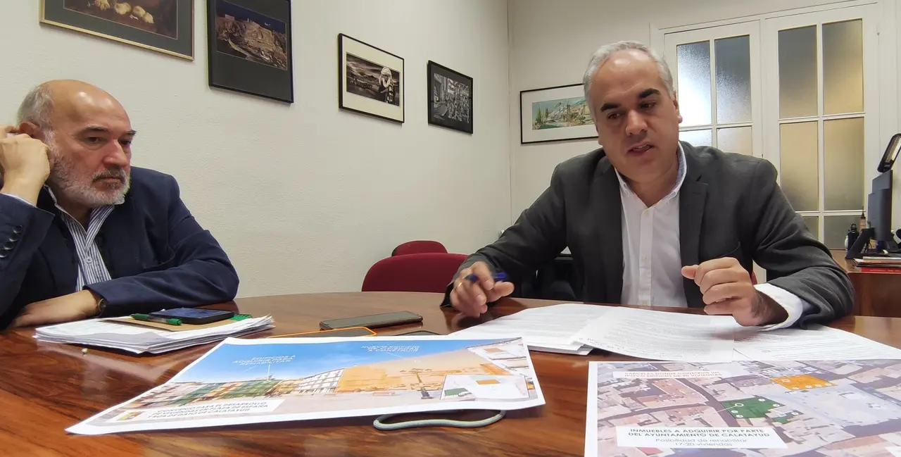 Firma del acuerdo para la construcci&oacute;n de 40 viviendas. / AYUNTAMIENTO DE CALATAYUD