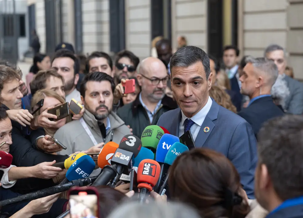 El presidente del Gobierno, Pedro S&aacute;nchez, y detr&aacute;s, el actual secretario de Estado de Comunicaci&oacute;n, Ion Antol&iacute;n