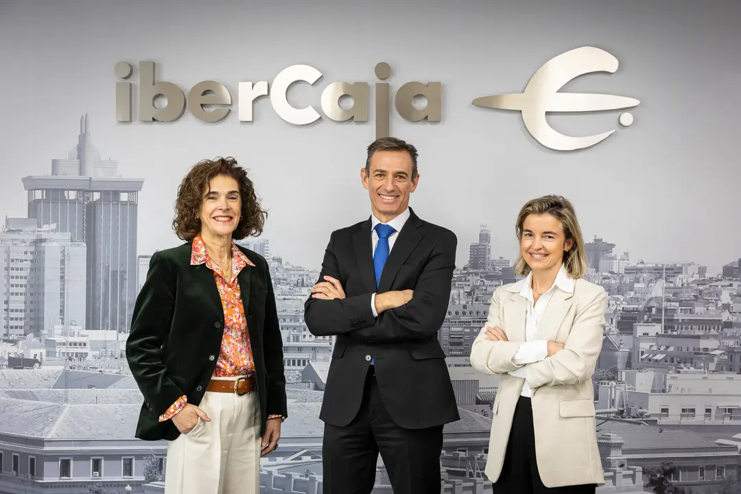 Luis Miguel Carrasco, director del &Aacute;rea de Gesti&oacute;n de Activos y Seguros de Ibercaja; Lily Corredor, directora general de Ibercaja Gesti&oacute;n (izda.); y Beatriz Catal&aacute;n, directora de Inversiones de Ibercaja Gesti&oacute;n (dcha.).