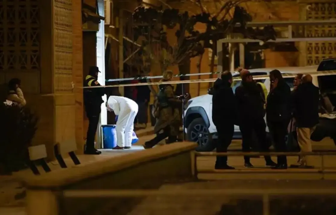 Imagen de los investigadores sacando pruebas del portal donde el acusado apu&ntilde;al&oacute; a su ex pareja / E.P.