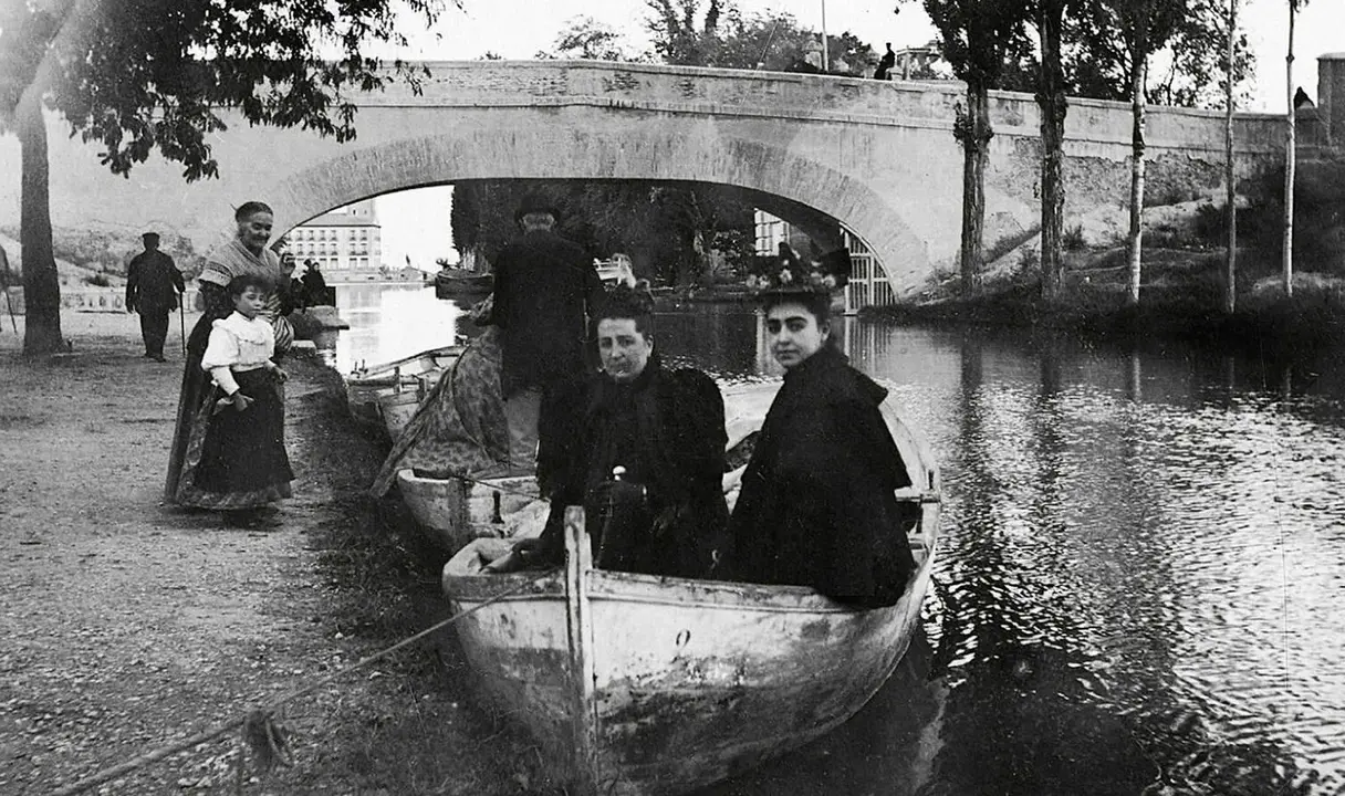 Fotograf&iacute;a tomada en el embarcadero recreativo situado aguas arriba del hist&oacute;rico Puente de Am&eacute;rica, sobre el Canal Imperial de Arag&oacute;n, que serv&iacute;a como acceso al antiguo camino del Cementerio.