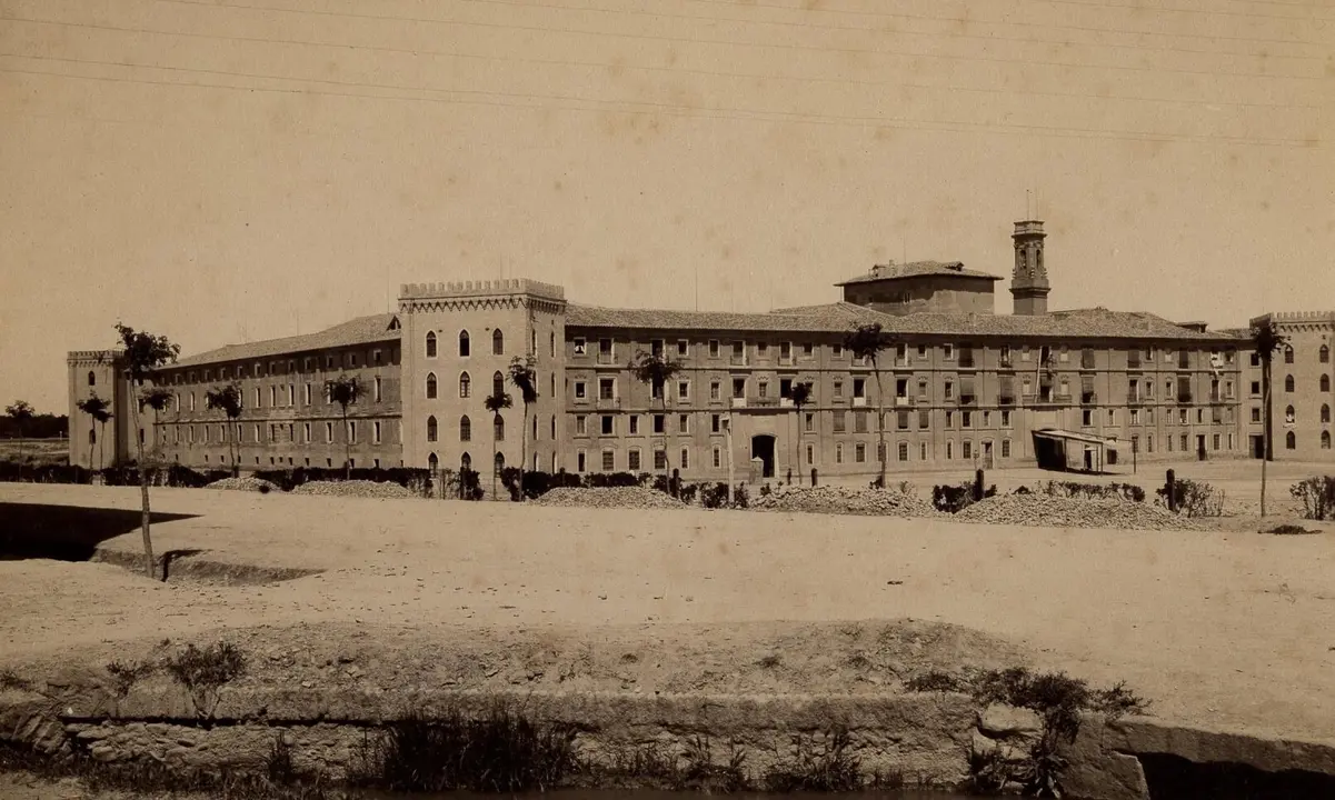 A&ntilde;o 1895. Imagen centrada en el castillo de la Aljafer&iacute;a habilitado como cuartel del ramo de la Guerra para acoger al regimiento de infanter&iacute;a del Infante N&ordm; 5 y el regimineto de Gerona N&ordm; 22 / GAZA
