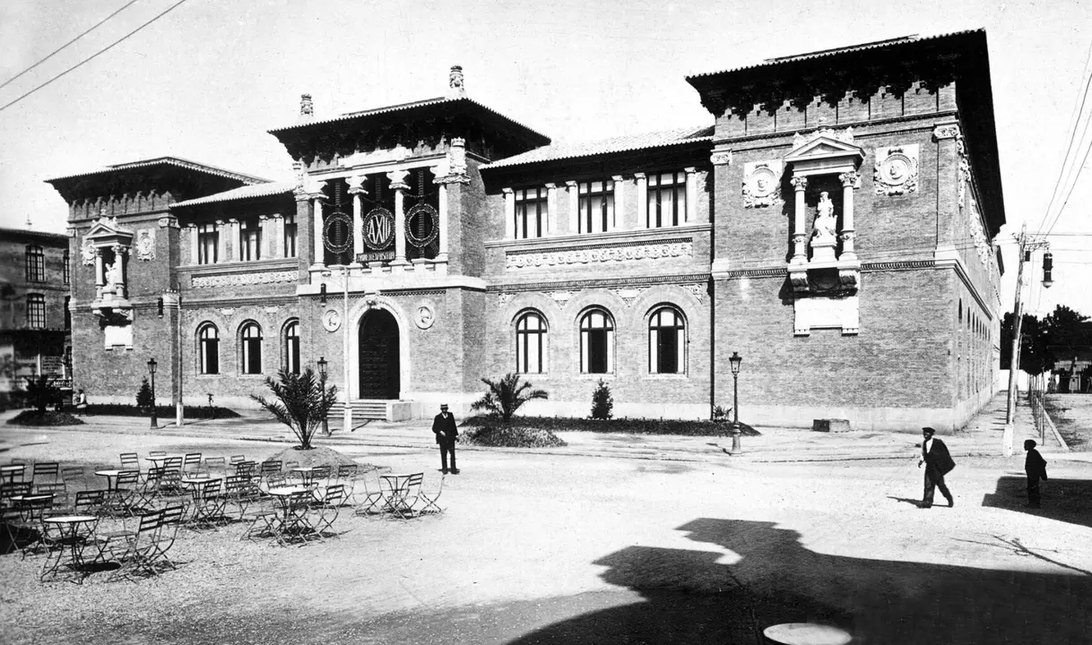 "Palacio de Museos", pabell&oacute;n permanente de la Exposici&oacute;n Hispano-Francesa de 1908 en la huerta de Santa Engracia, seg&uacute;n proyecto de Ricardo Magdalena y Julio Bravo. Desde su apertura en 1911, funciona como museo de la ciudad. A&ntilde;o 1908 / GAZA