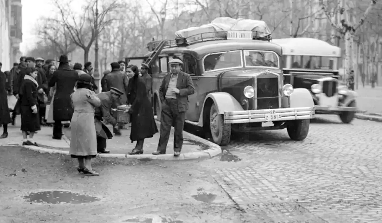 Imagen capturada en la esquina de la calle de Almagro con el paseo de Pamplona, en cuyo n&uacute;mero 13, a la izquierda, ten&iacute;a radicada su estaci&oacute;n terminal la empresa de transporte por carretera "&Aacute;greda Autom&oacute;vil", cuyos veh&iacute;culos aparcaban en el paseo. A&ntilde;o 1935 / GAZA
