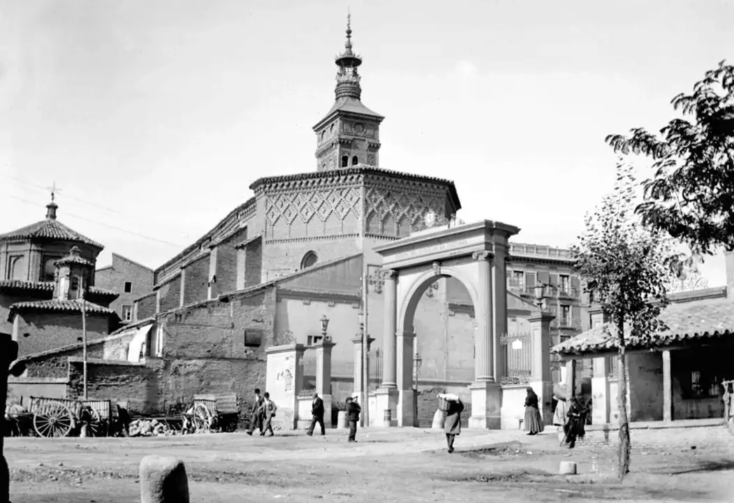 Imagen tomada desde la calle del Asalto y orientada hacia la Puerta del Duque de la Victoria y la iglesia de San Miguel de los Navarros. A&ntilde;o 1900 / GAZA