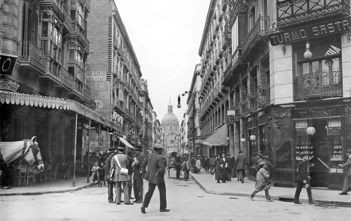 A&ntilde;o 1913. Imagen de la calle de Alfonso I desde el Coso alto, cuyo ingreso aparece flanqueado a la izquierda por el caf&eacute; Moderno y a la derecha por la joyer&iacute;a El Trust / GAZA