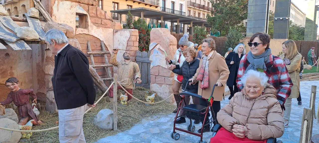 Residentes de Ballesol Mariana Pineda visitando el Bel&eacute;n