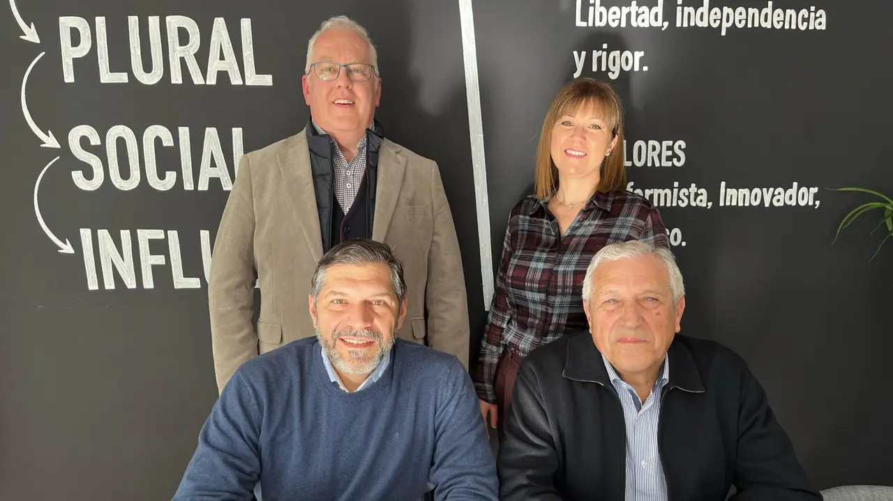El equipo directivo de Megablok: delante, Enrique Villaverde (izquierda) al lado de su padre, Jos&eacute; Antonio. Arriba, su hija Sonia y su yerno, Juan Valle.
