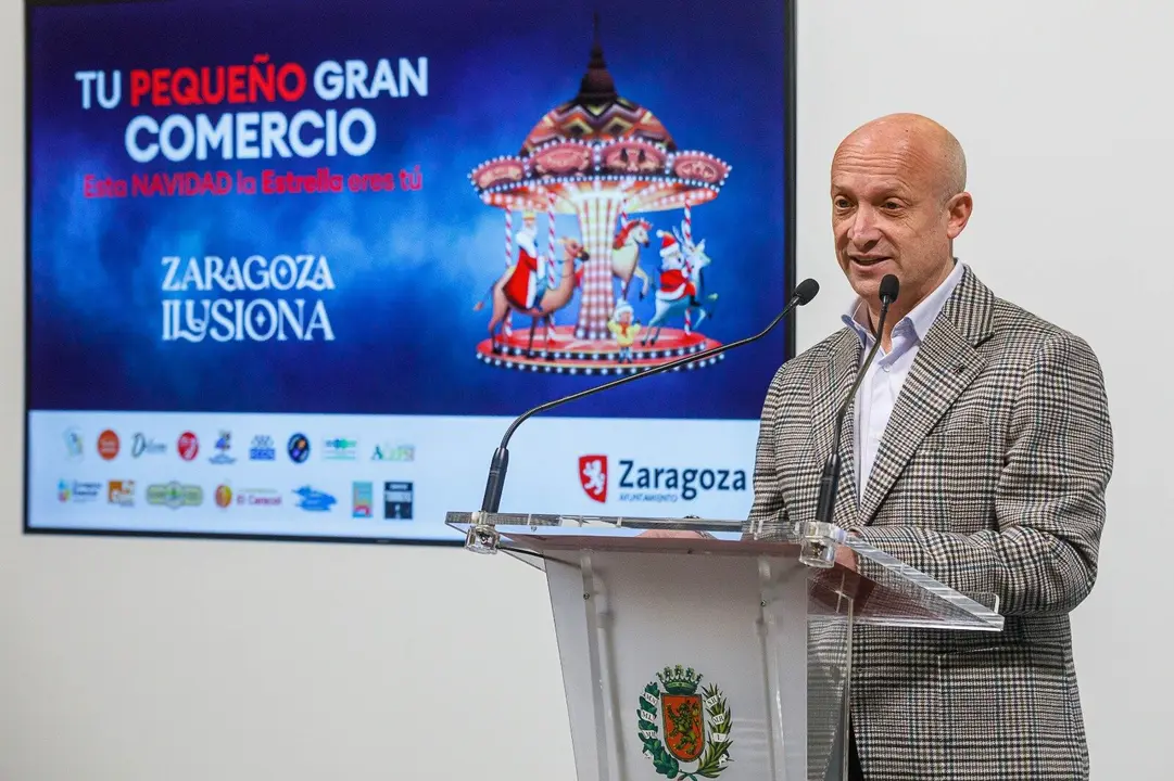 El consejero de Econom&iacute;a, Carlos Gimeno, durante la presentaci&oacute;n del programa. AZ