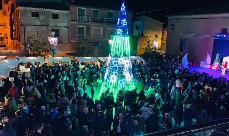 Imagen de archivo de una edici&oacute;n anterior del encendido de luces de Navidad en Pedrola. / HA