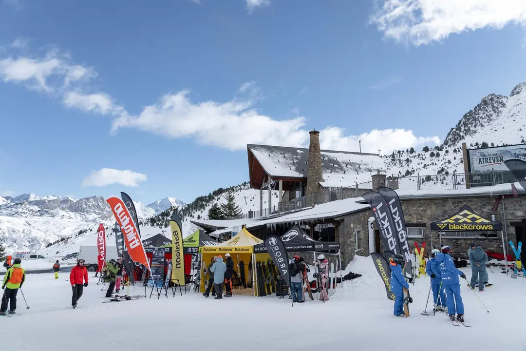 Ambiente este fin de semana en la estaci&oacute;n de Formigal Panticosa en el primer fin de semana de pistas abiertas. / Aram&oacute;n