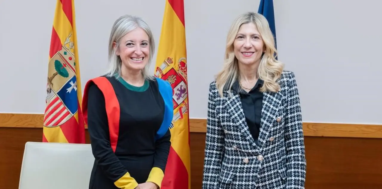 La directora de la CARTV, Raquel Fuertes, y la vicepresidenta del Gobierno de Arag&oacute;n, Mar Vaquero. / DGA