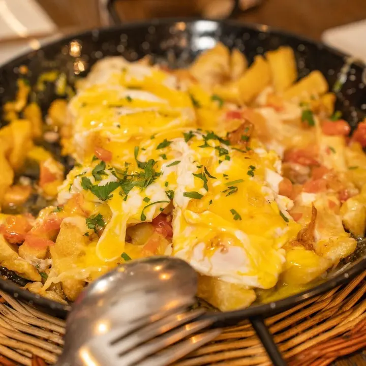 Los huevos rotos son un cl&aacute;sico para comer de raciones