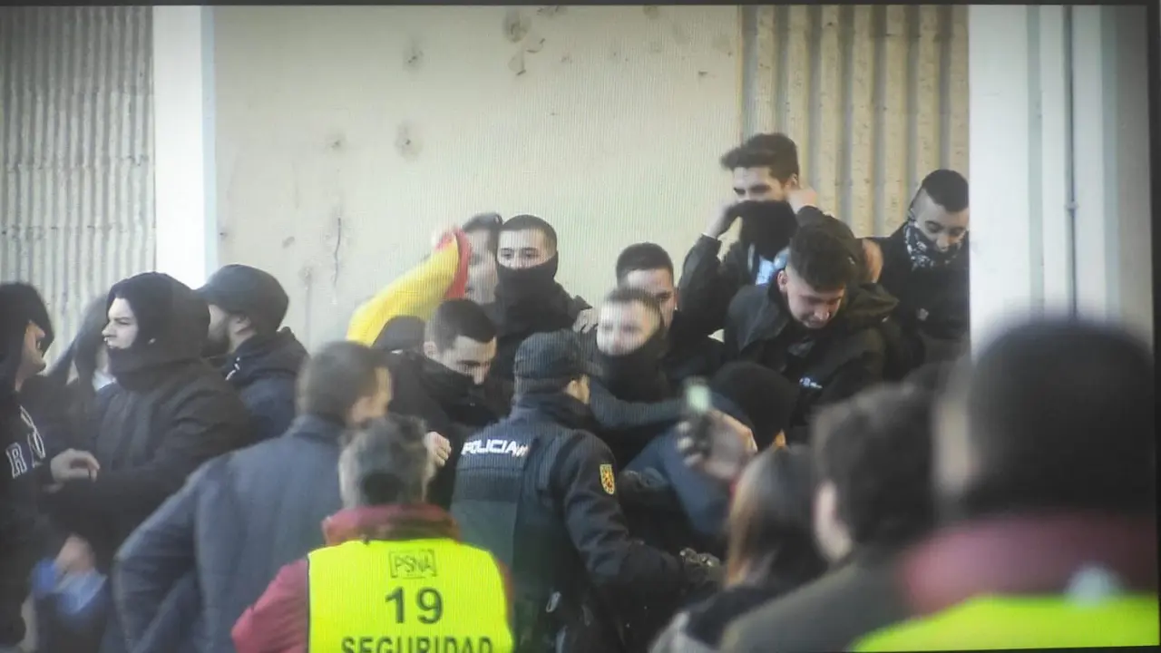Imagen de ultras violentos escoltados por la Polic&iacute;a Nacional /H.A.