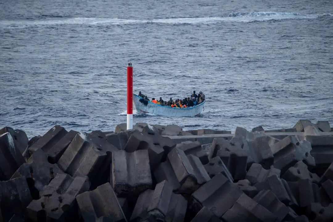 Un cayuco a su llegada al puerto de La Restinga, a 7 de diciembre de 2024, en El Hierro, Canarias (Espa&ntilde;a)