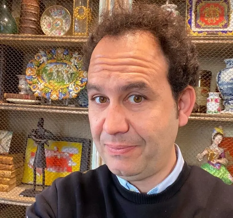 Ram&oacute;n Gaj&oacute;n, en su tienda de antig&uuml;edades