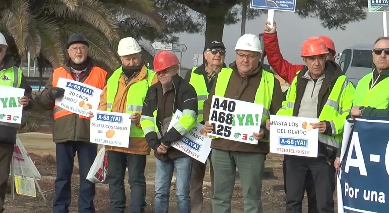 Protestas por los retrasos en el desdoblamiento de la N-232 en direcci&oacute;n Alca&ntilde;iz. / HA