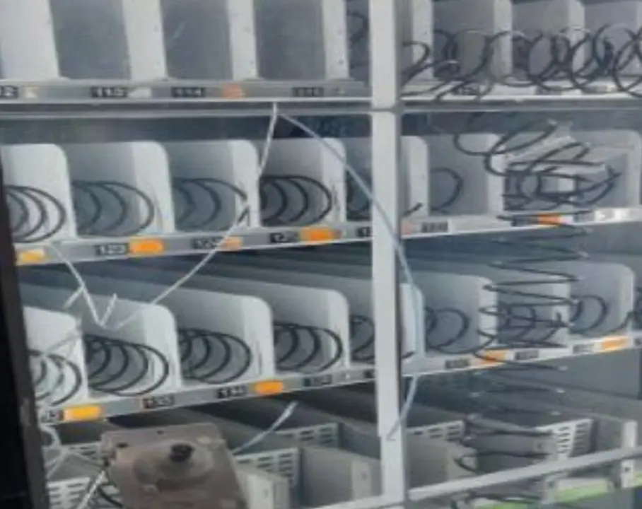 Imagen de la m&aacute;quina de vending destrozada /H.A.